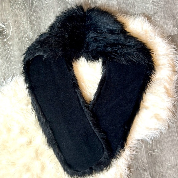 Lush, faux fur scarf from Urban Outfitters - Picture 3 of 3